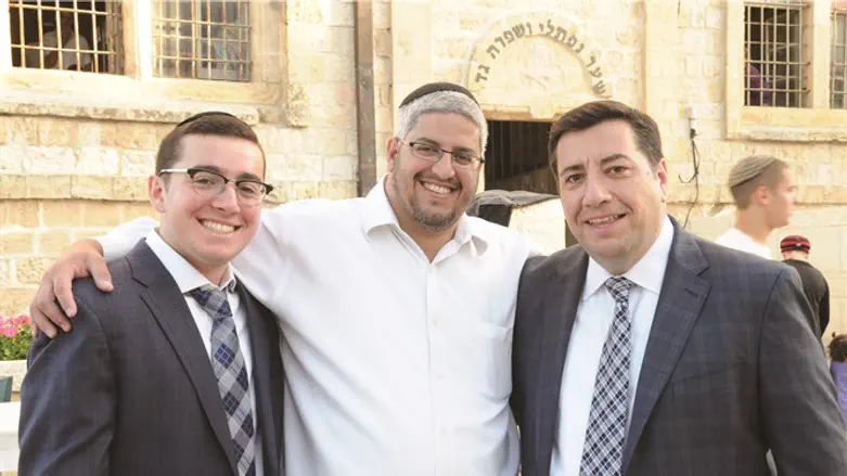 "נחזור גם בשנה הבאה". האב רונן בורוכוב, מנהל ישיבת 'שבי חברון' דובי וייס והבן אלי בורוכוב