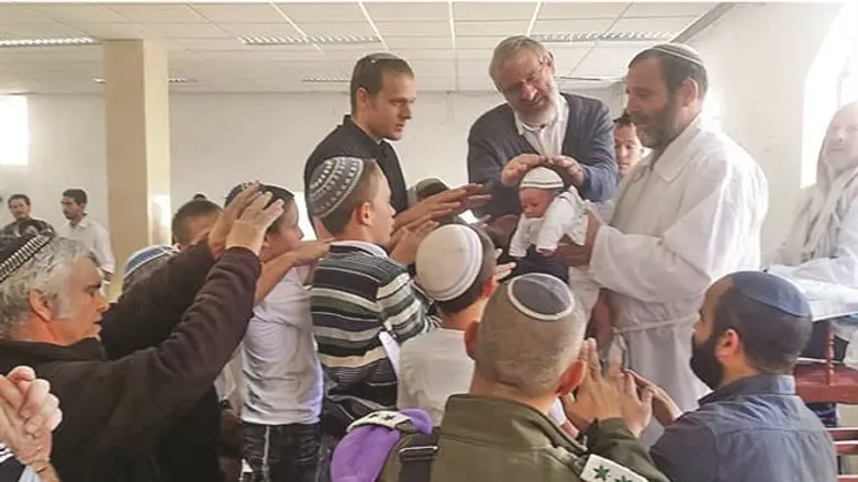 אייל וחיה גלמן הכניסו את בנם הקטן אליאב אורי בבריתו של אברהם אבינו