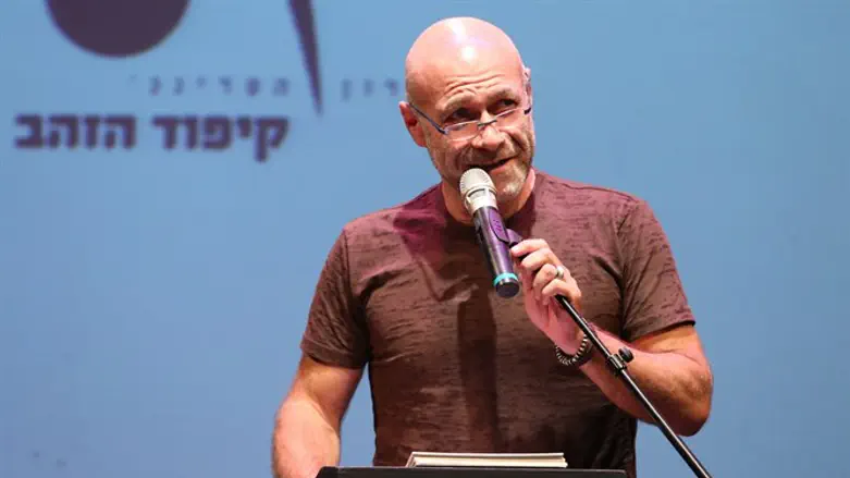 שירת 'התקווה' מזלזלת. דביר בנדק בטקס 'קיפוד הזהב'