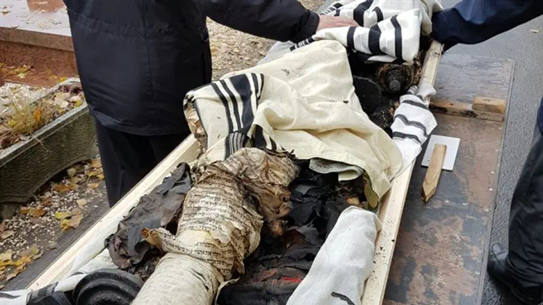 ספרי התורה בדרך לקבורה