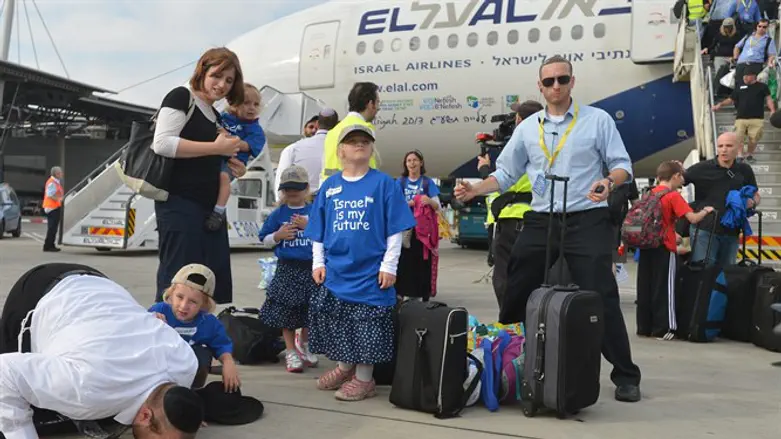 Immigrants kiss the ground in Israel