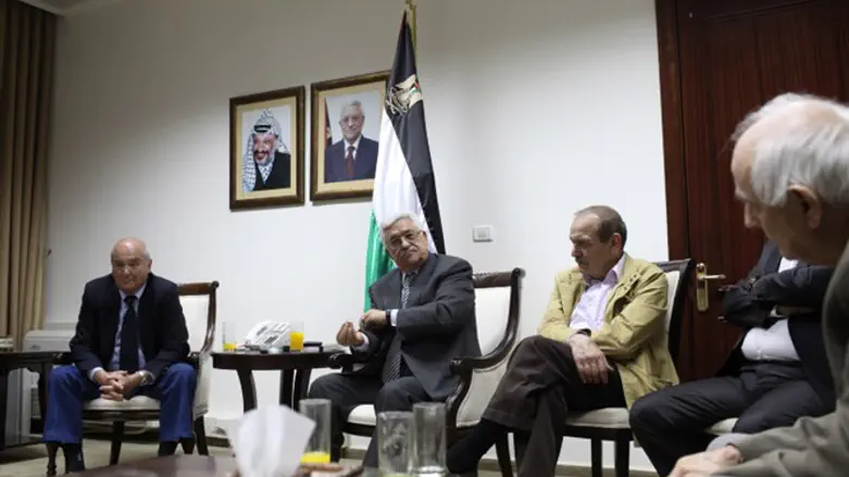 עבאס, עבד רבו וחברים. הנהגה בטלטלה