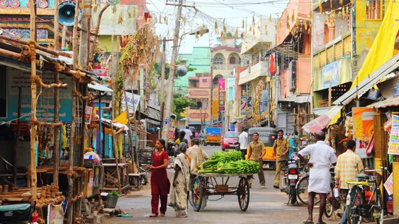 פיסות הבד לא מצליחות להגן על נהגי הריקשות מפני הצינה. קטמנדו