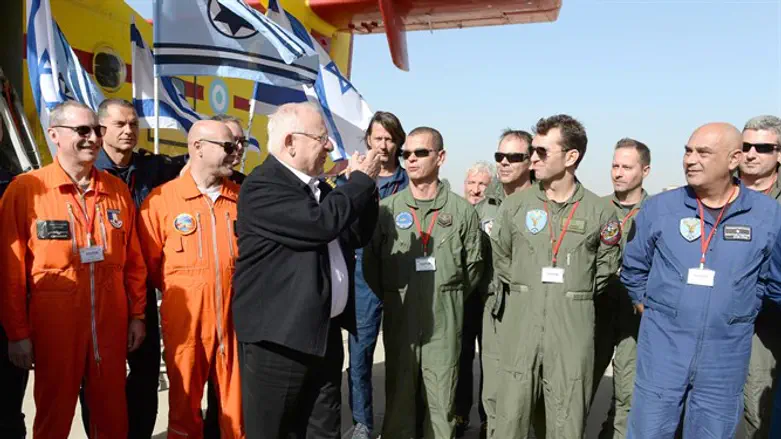 ריבלין עם טייסי הכיבוי