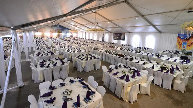 אוהל הענק שהקים חב"ד חברון, סמוך למערכת המכפלה