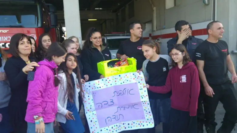 Ulpana girls thank firefighters