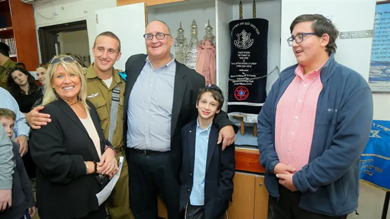 המשפחה התורמת וילד הבר מצווה, עם ספר התורה החדש