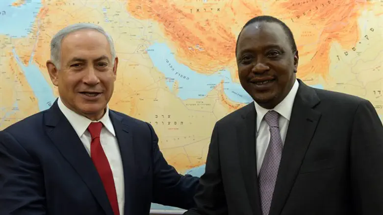 Binyamin Netanyahu with Kenyan President Uhuru Kenyatta