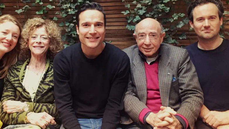 Hans Knoop (second from right)