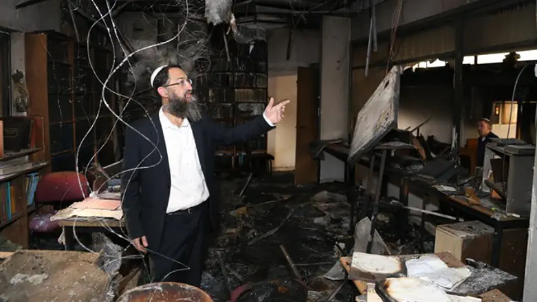 ההצתות כוונו גם ל-2 בתכנ"ס באזור. הרב חזני בבית המדרש השרוף