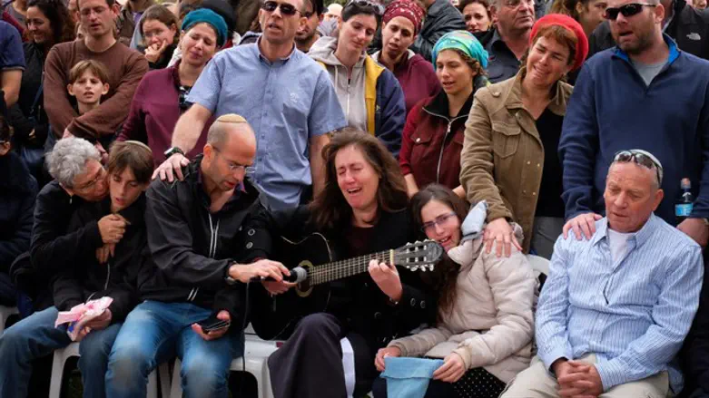 נגינה קורעת לב בהלווית הילד מתקוע