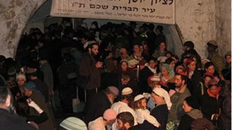 מאות מתפללים בקבר יוסף