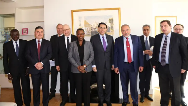 ליברמן והשגרירים