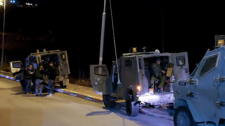 Israeli forces search for Neve Daniel stabber