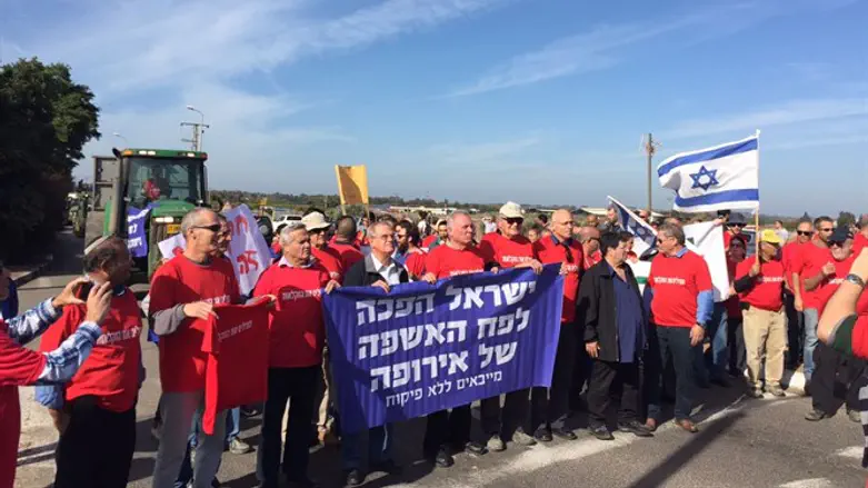 Farmers protest imports