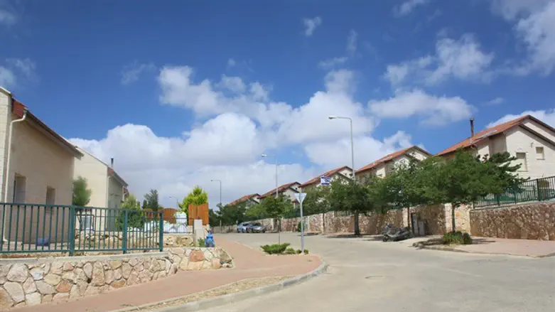מחסומים נפרסים. הבתים המיועדים להריסה