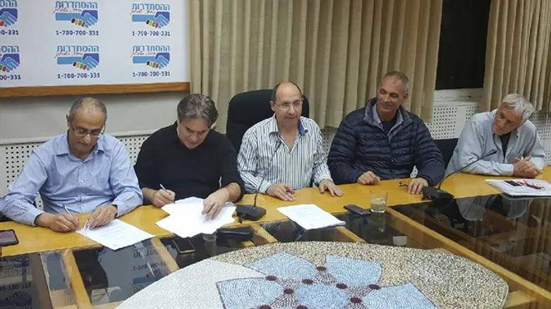 חותמים על ההסכם