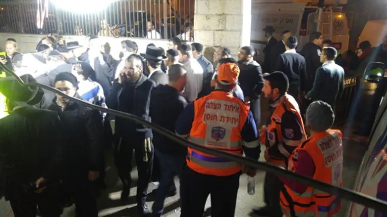 Search teams look for lost child