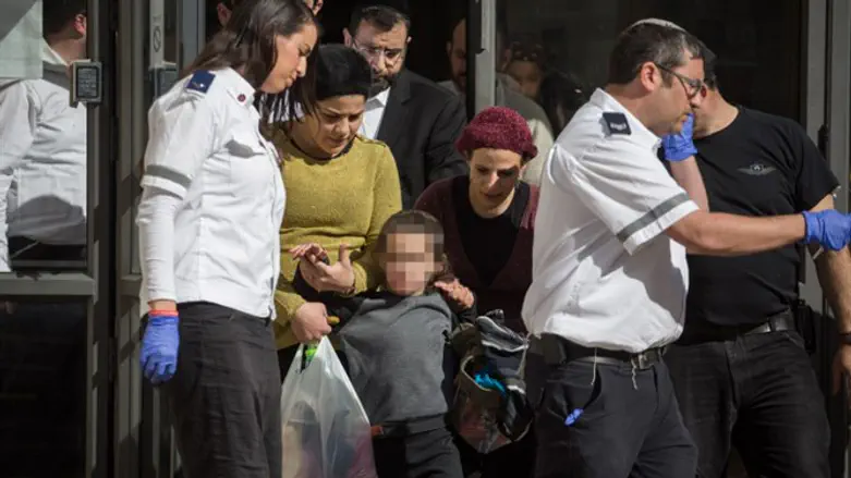 הילד יעקב דב שרוט מקבל טיפול רפואי