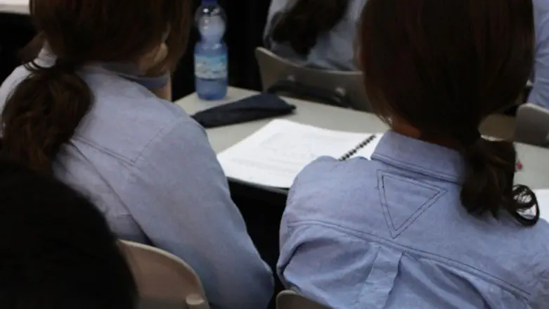 הרס או הצלה? בנות סמינר. אילוסטרציה