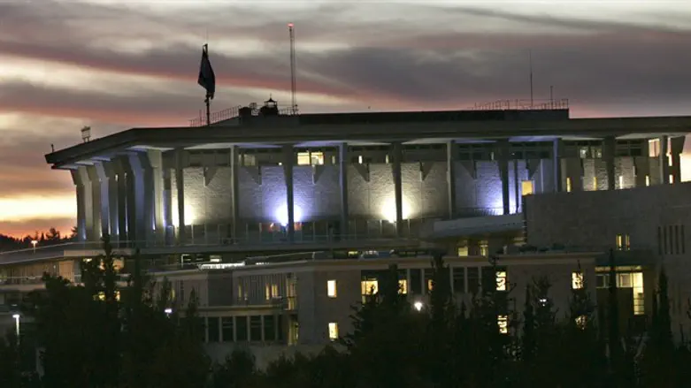 שמונה עובדים נוספים. הכנסת