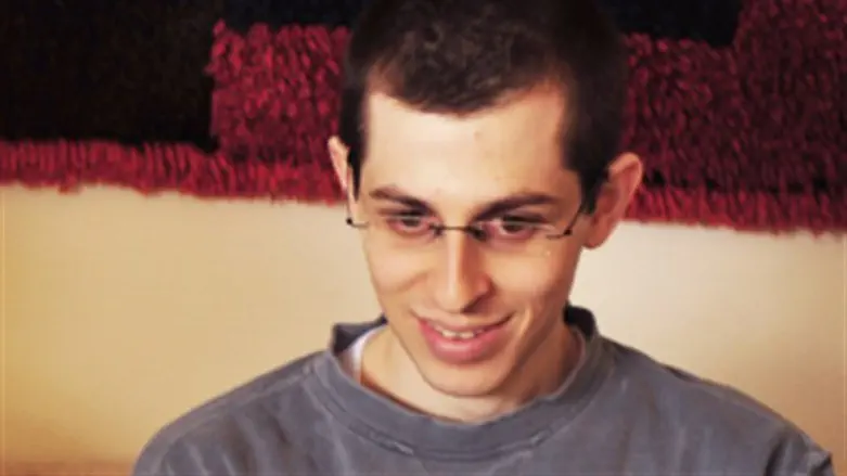 יעבוד בבנק. שליט