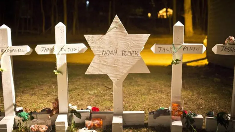 במרכז: מגן דוד שהוצב לזכרו של נח פוזנר ז"ל, 2010.