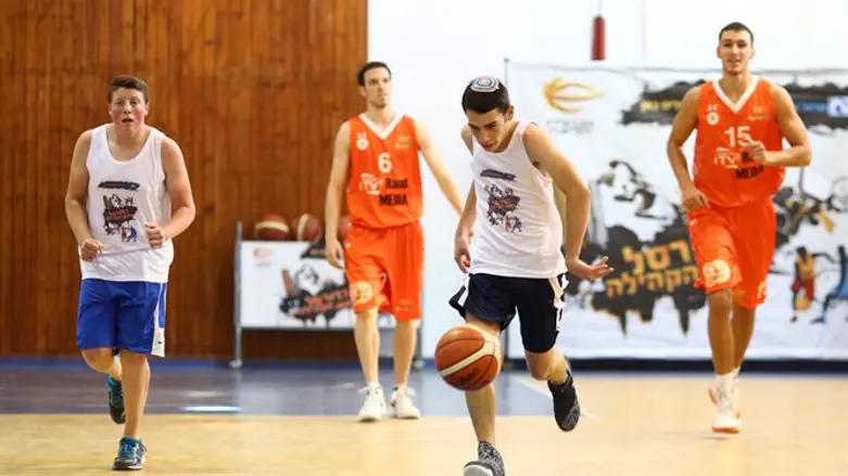 שחקני האלופה מתקשים מול תלמידי קדומים