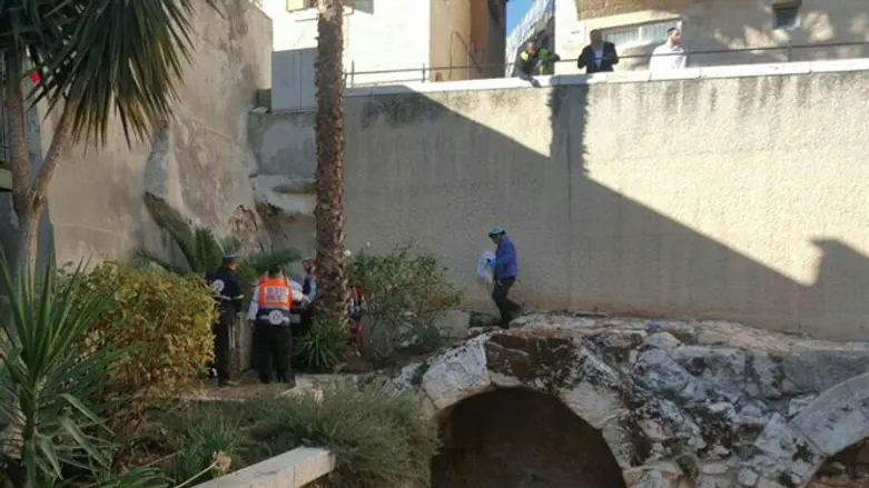 נפל ממעקה הרחוב