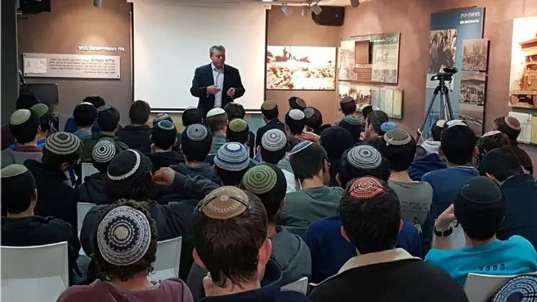 גרונר בישיבה