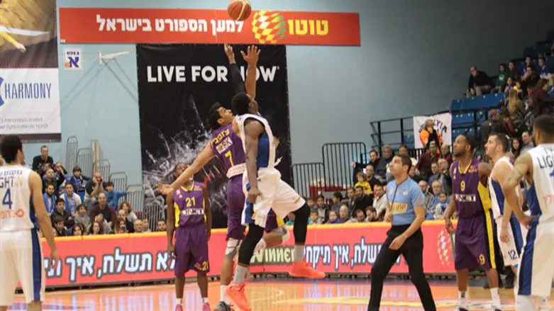 הרצליה מול חולון הערב