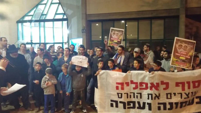 Демонстрация жителей Амоны напротив дома главы Минфина