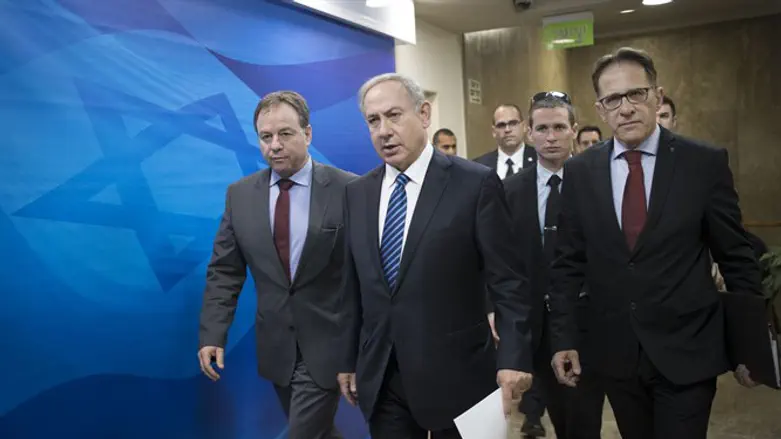 Netanyahu in route to a cabinet meeting