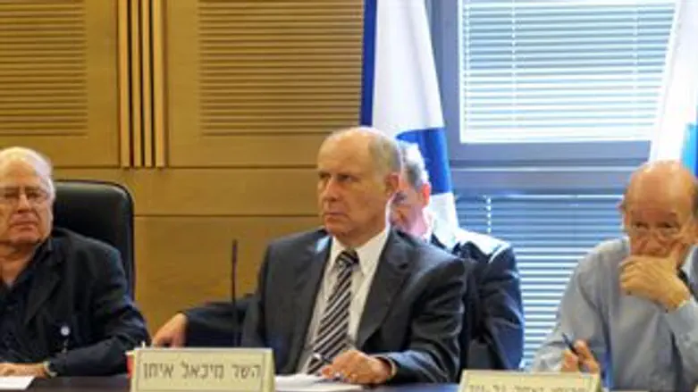 לתת שירות. השר איתן