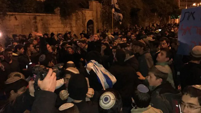 Массовая демонстрация на площади Парижа