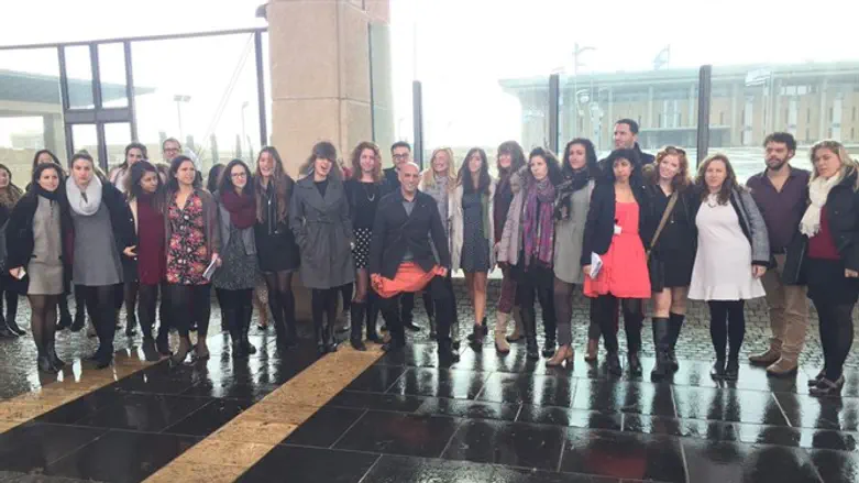 היועצים הפרלמנטריים בכניסה למשכן