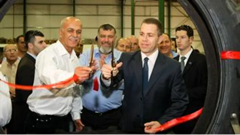 השר ארדן גוזר את הסרט. היום