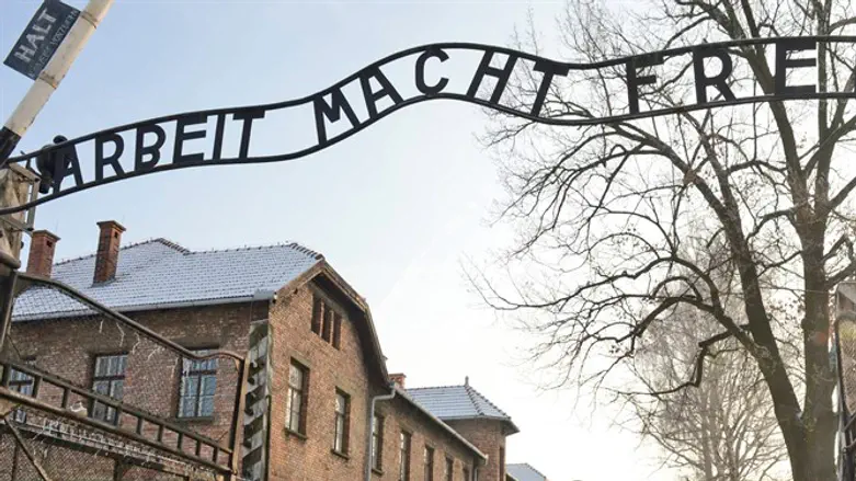הכתובת "העבודה משחררת" בשער מחנה אושווץ