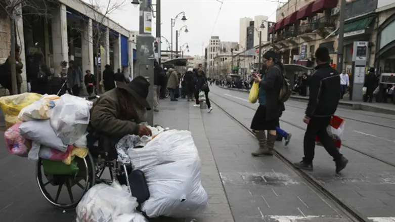 A poor man with his bags, Jerusalem (file)