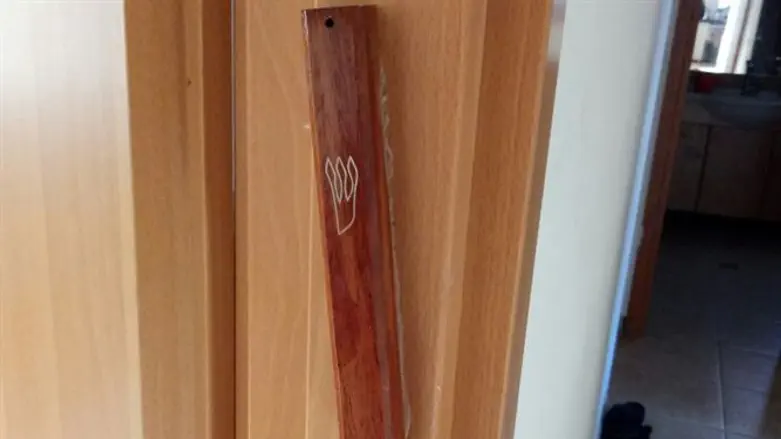 תישאר או תיעקר? המזוזה