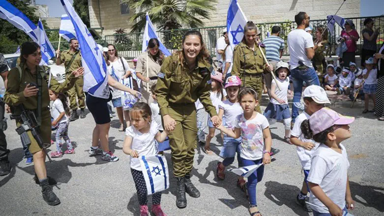 Soldiers accompany children for pre-Independence Day march in Efrat