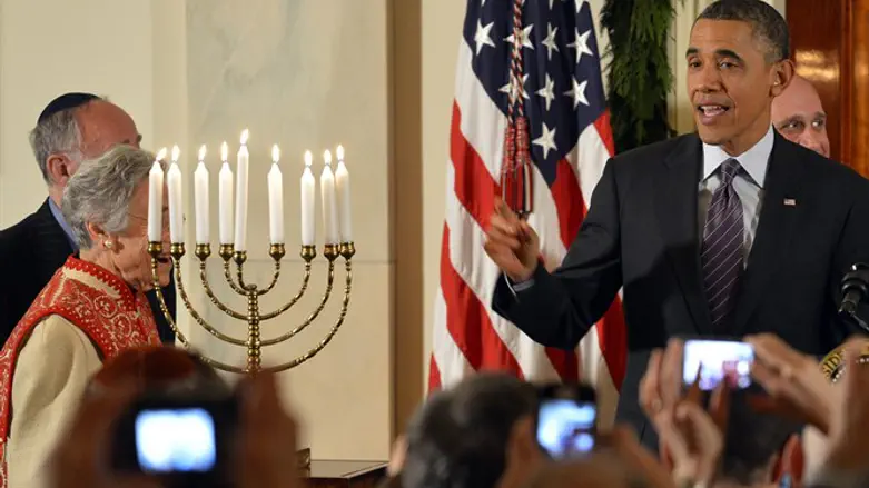 Obama lights Hanukkah candles