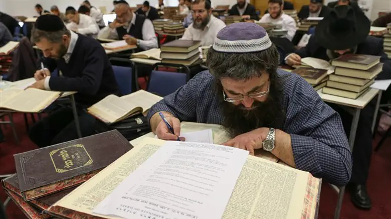 מבחני הרבנות. למצולמים אין קשר לידיעה