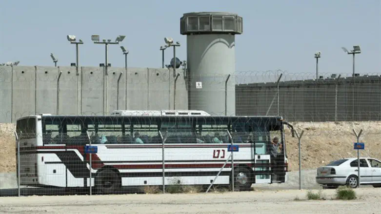 Ktziot prison, phone smuggling target