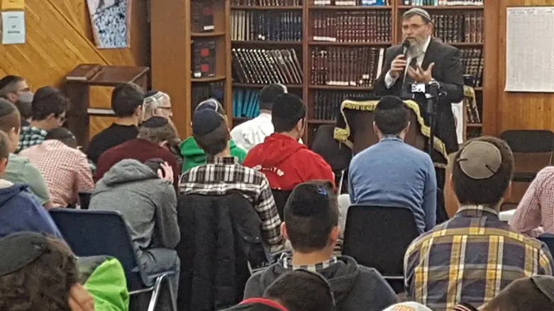 Rabbi Eliezer Shenvald speaks to Diaspora students
