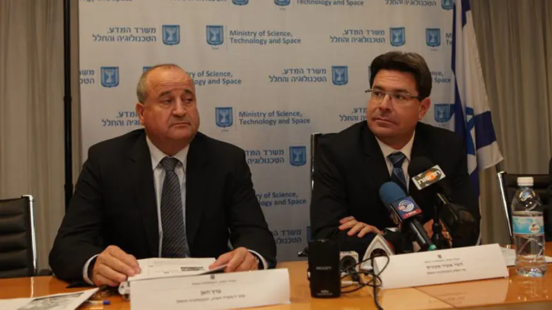 השר אקוניס ויו"ר הועדה. הבוקר