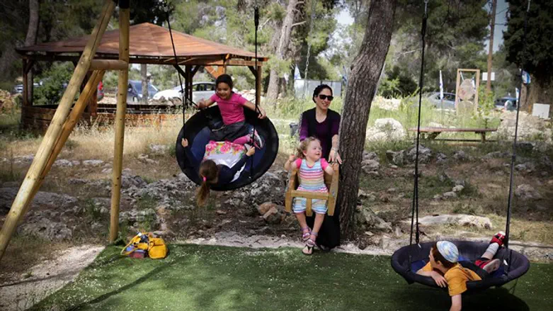 Jewish women and children play at the Oz VeGaon