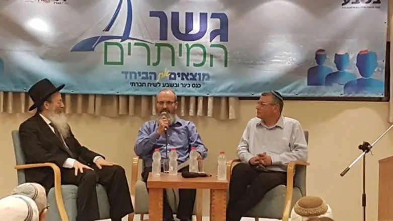 שיחה בשניים, הרבנים לאו ומלמד