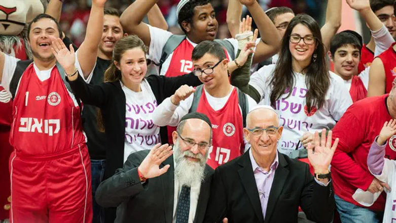 משחק הצדעה למענם, ילדי שלוה