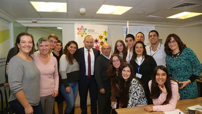 Bennett and Sharansky with Jewish students from around the world 